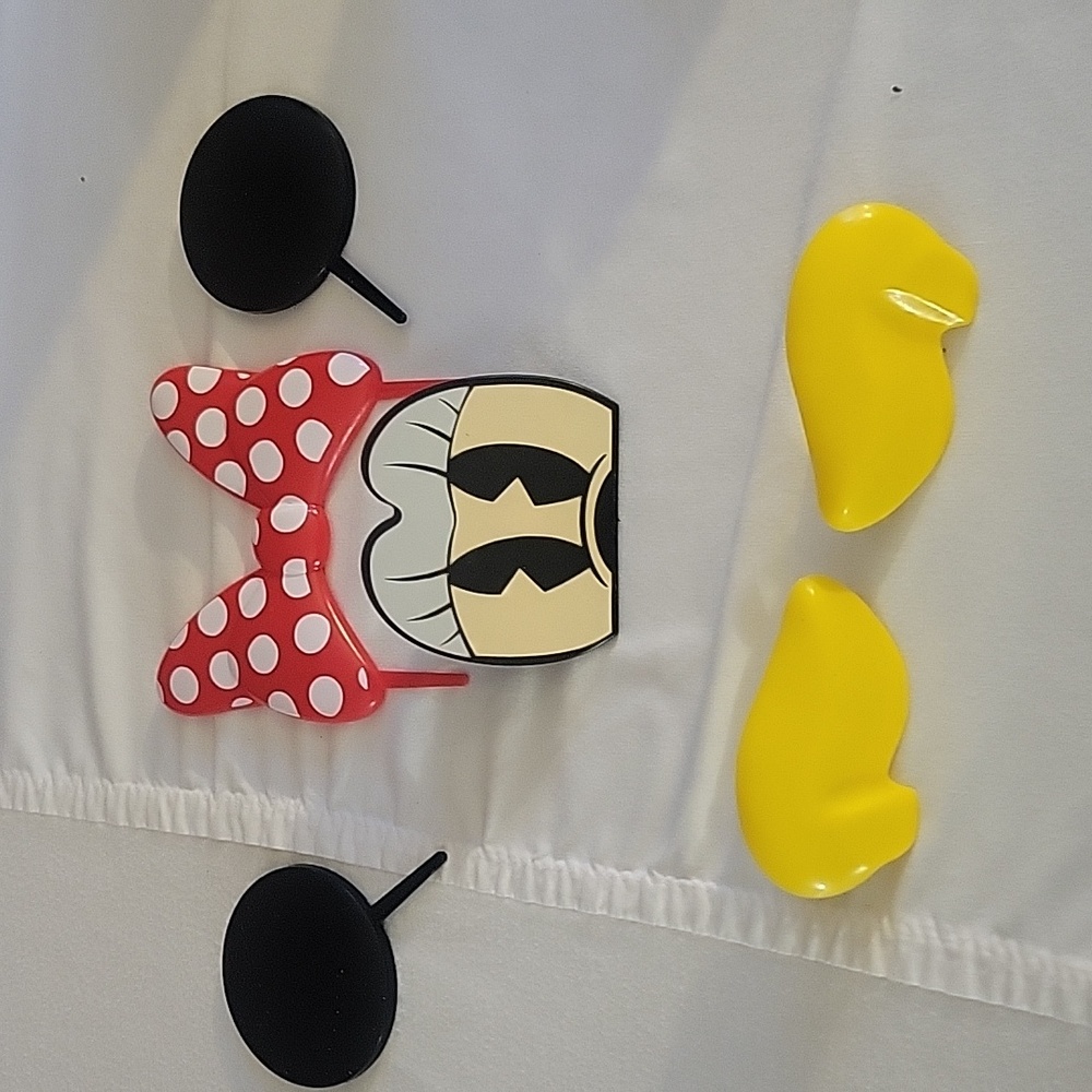 Minnie Mouse Cake topper.